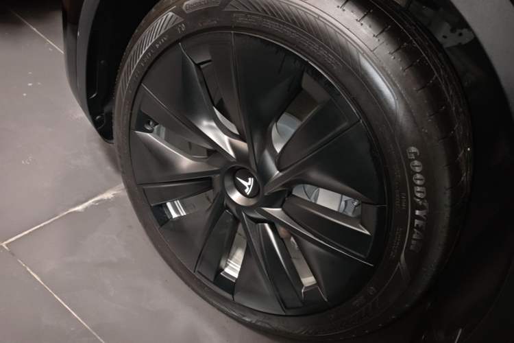 Used Tesla Model Y 2021 Standard Range Rear-Wheel Drive Version Left Front Wheel Hub