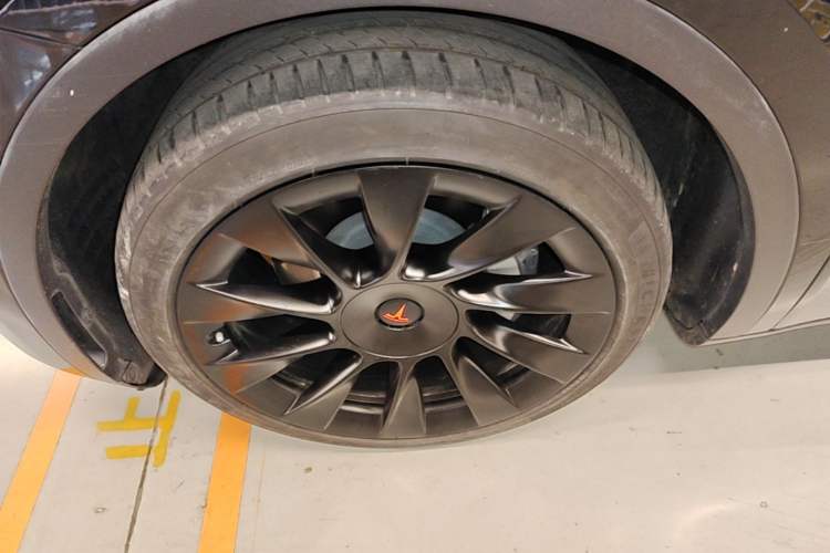 Used Tesla Model Y 2021 Long-Range All-Wheel-Drive Version 3D7 Left Front Wheel Hub