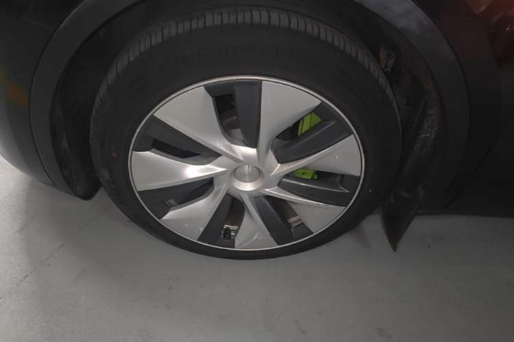 Used Tesla Model Y 2021 Long-Range All-Wheel-Drive Version Left Front Wheel Hub