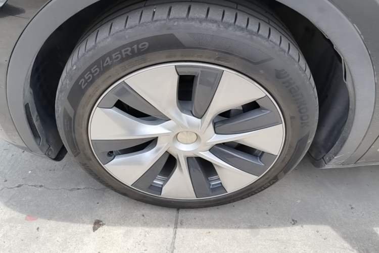 Used Tesla Model Y 2021 Long-Range All-Wheel-Drive Version Left Front Wheel Hub