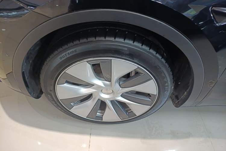 Used Tesla Model Y 2021 Standard Range Rear-Wheel Drive Version Left Front Wheel Hub