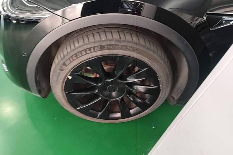 Used Tesla Model Y 2021 Long-Range All-Wheel-Drive Version 3D7 Left Front Wheel Hub