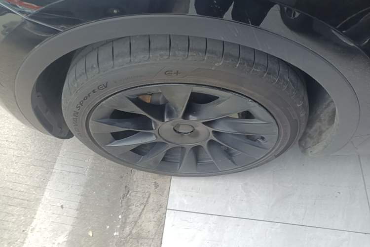 Used Tesla Model Y 2021 Standard Range Rear-Wheel Drive Version Left Front Wheel Hub