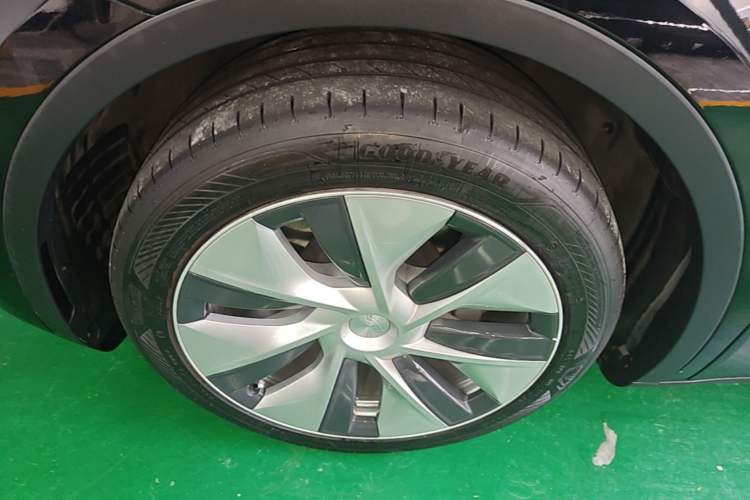 Used Tesla Model Y 2021 Standard Range Rear-Wheel Drive Version Left Front Wheel Hub
