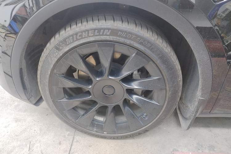 Used Tesla Model Y 2021 Standard Range Rear-Wheel Drive Version Left Front Wheel Hub