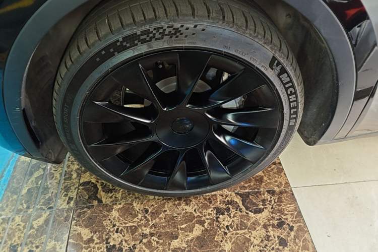 Used Tesla Model Y 2021 Standard Range Rear-Wheel Drive Version Left Front Wheel Hub