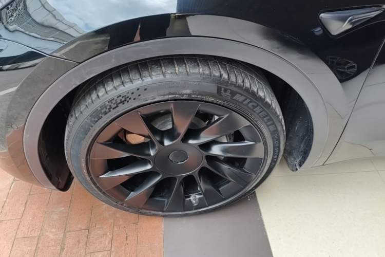 Used Tesla Model Y 2021 Long-Range All-Wheel-Drive Version Left Front Wheel Hub