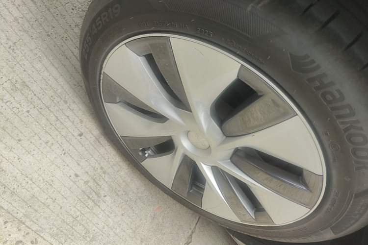 Used Tesla Model Y 2021 Standard Range Rear-Wheel Drive Version Left Front Wheel Hub