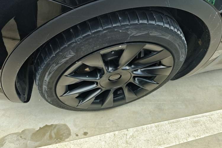 Used Tesla Model Y 2021 Long-Range All-Wheel-Drive Version 3D7 Left Front Wheel Hub