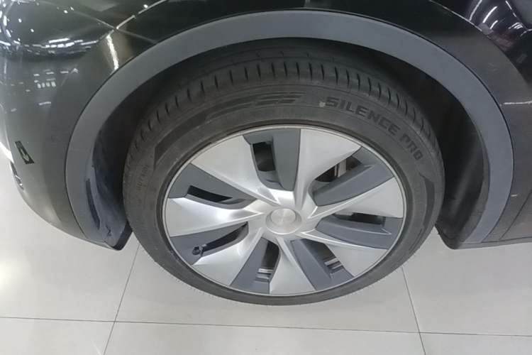 Used Tesla Model Y 2021 Standard Range Rear-Wheel Drive Version Left Front Wheel Hub