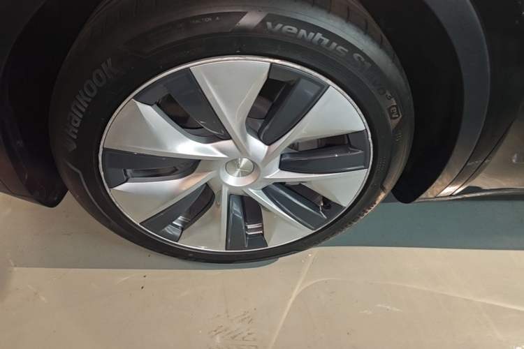 Used Tesla Model Y 2021 Long-Range All-Wheel-Drive Version Left Front Wheel Hub