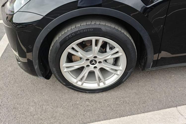 Used Tesla Model Y 2021 Standard Range Rear-Wheel Drive Version Left Front Wheel Hub