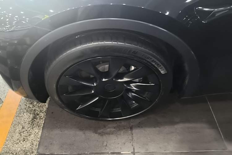 Used Tesla Model Y 2021 Standard Range Rear-Wheel Drive Version Left Front Wheel Hub