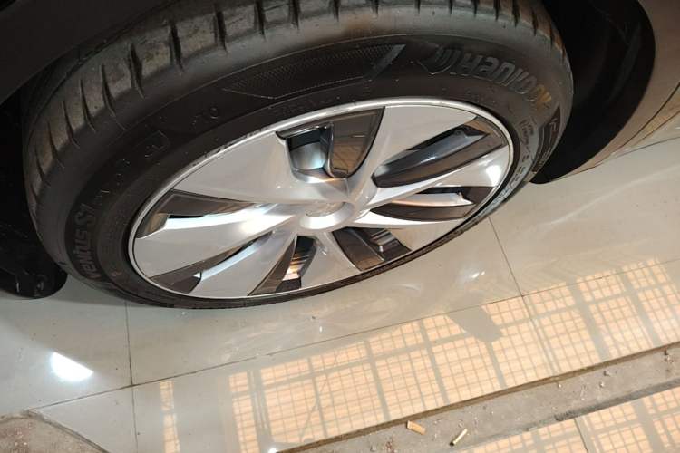 Used Tesla Model Y 2021 Standard Range Rear-Wheel Drive Version Left Front Wheel Hub