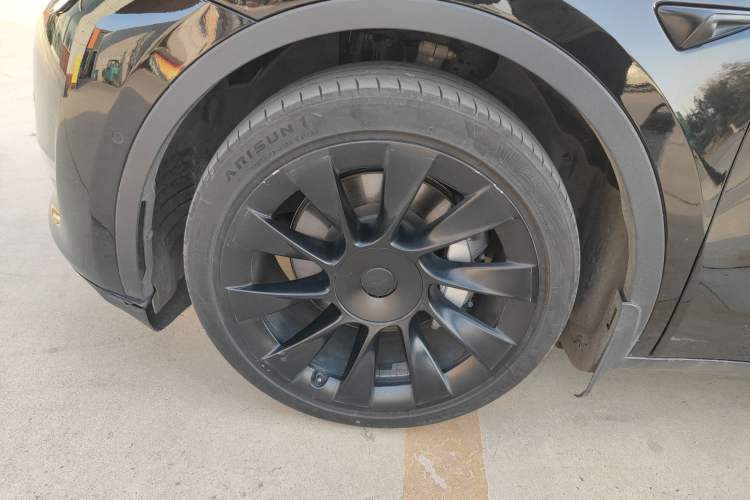 Used Tesla Model Y 2021 Long-Range All-Wheel-Drive Version Left Front Wheel Hub