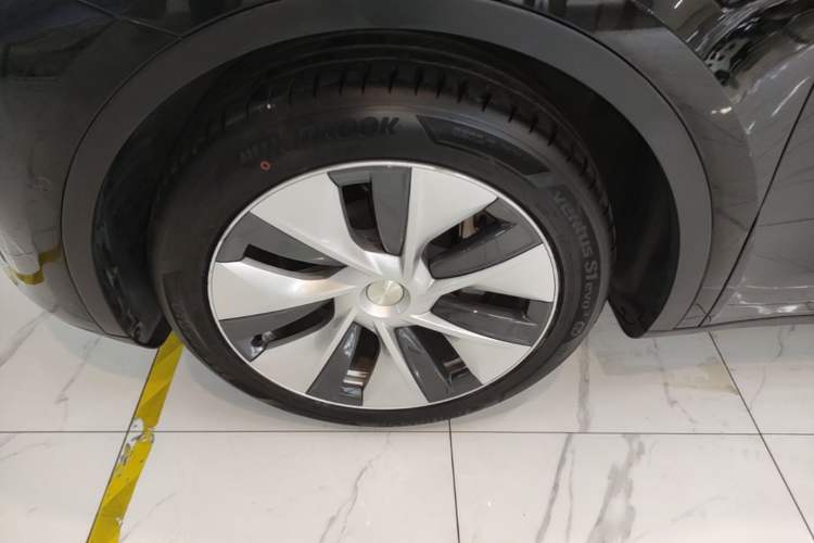 Used Tesla Model Y 2021 Long-Range All-Wheel-Drive Version 3D7 Left Front Wheel Hub