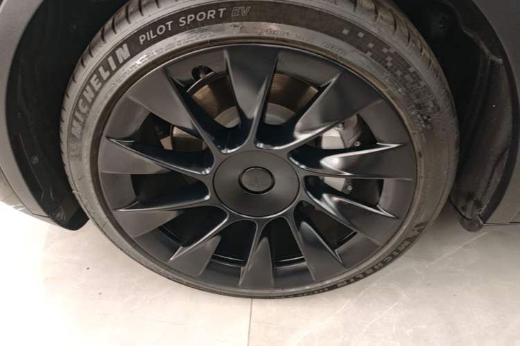 Used Tesla Model Y 2021 Standard Range Rear-Wheel Drive Version Left Front Wheel Hub