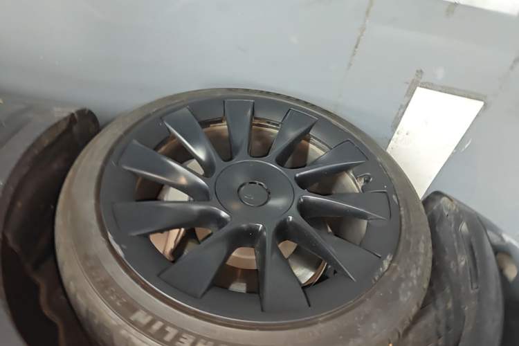 Used Tesla Model Y 2021 Standard Range Rear-Wheel Drive Version Left Front Wheel Hub