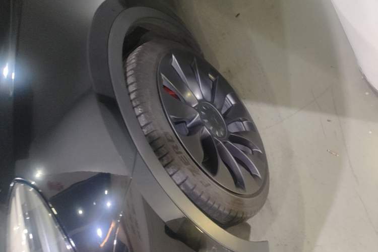 Used Tesla Model Y 2021 Performance High-Performance All-Wheel-Drive Version Left Front Wheel Hub