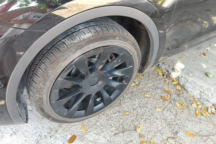 Used Tesla Model Y 2021 Standard Range Rear-Wheel Drive Version Left Front Wheel Hub