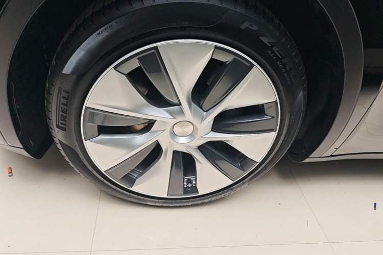 Used Tesla Model Y 2021 Standard Range Rear-Wheel Drive Version Left Front Wheel Hub