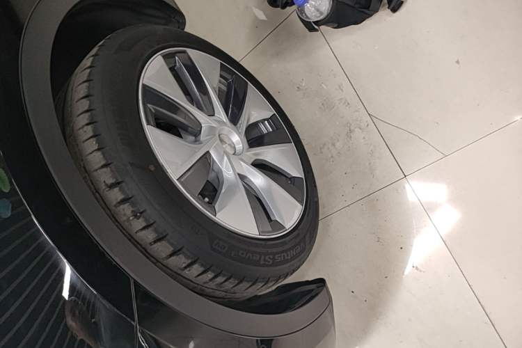Used Tesla Model Y 2021 Standard Range Rear-Wheel Drive Version Left Front Wheel Hub