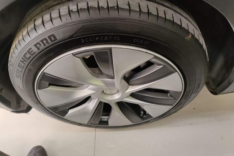 Used Tesla Model Y 2021 Standard Range Rear-Wheel Drive Version Left Front Wheel Hub
