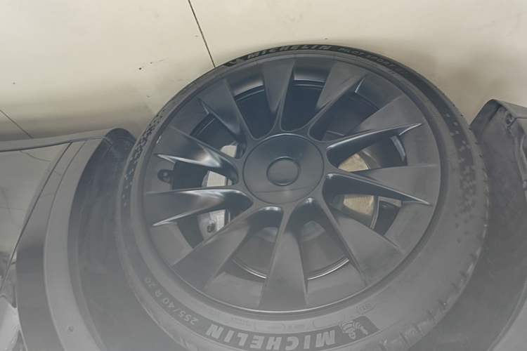 Used Tesla Model Y 2021 Long-Range All-Wheel-Drive Version 3D7 Left Front Wheel Hub