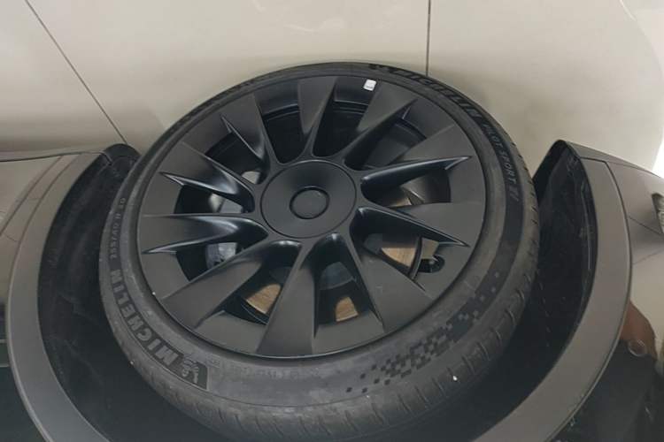 Used Tesla Model Y 2021 Standard Range Rear-Wheel Drive Version Left Front Wheel Hub