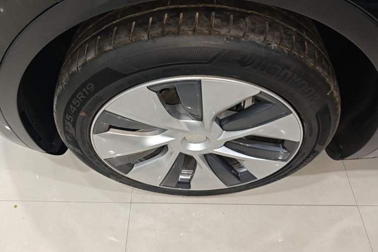 Used Tesla Model Y 2021 Long-Range All-Wheel-Drive Version 3D7 Left Front Wheel Hub