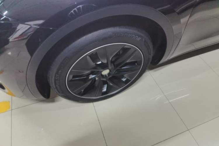 Used Tesla Model Y 2021 Long-Range All-Wheel-Drive Version Left Front Wheel Hub