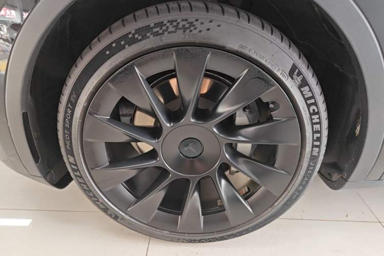 Used Tesla Model Y 2021 Standard Range Rear-Wheel Drive Version Left Front Wheel Hub