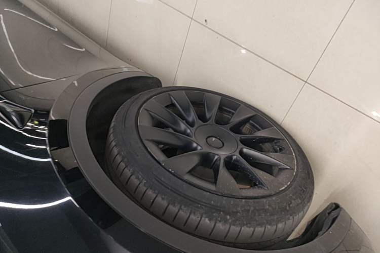 Used Tesla Model Y 2021 Standard Range Rear-Wheel Drive Version Left Front Wheel Hub