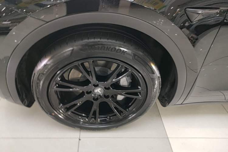 Used Tesla Model Y 2021 Standard Range Rear-Wheel Drive Version Left Front Wheel Hub