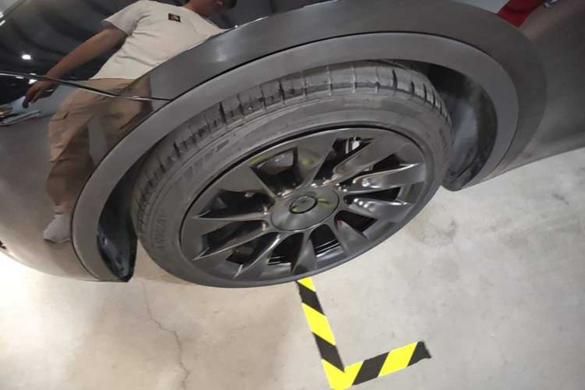 Used Tesla Model Y 2021 Standard Range Rear-Wheel Drive Version Left Front Wheel Hub