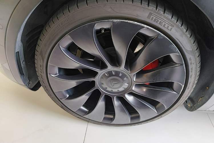 Used Tesla Model Y 2021 Performance High-Performance All-Wheel-Drive Version Left Front Wheel Hub