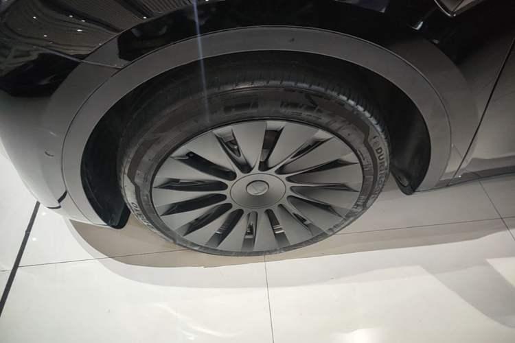 Used Tesla Model Y 2021 Standard Range Rear-Wheel Drive Version Left Front Wheel Hub