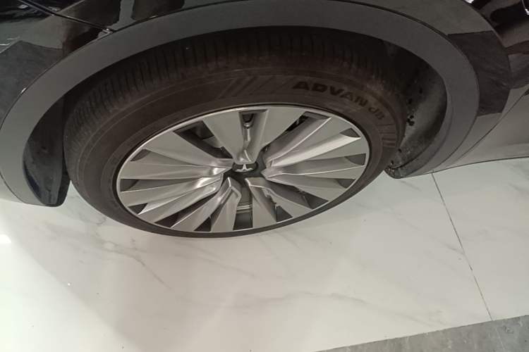 Used Tesla Model Y 2021 Long-Range All-Wheel-Drive Version 3D7 Left Front Wheel Hub
