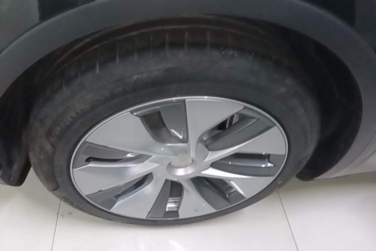 Used Tesla Model Y 2021 Standard Range Rear-Wheel Drive Version Left Front Wheel Hub