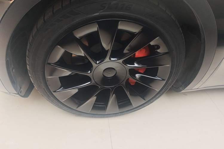 Used Tesla Model Y 2021 Standard Range Rear-Wheel Drive Version Left Front Wheel Hub