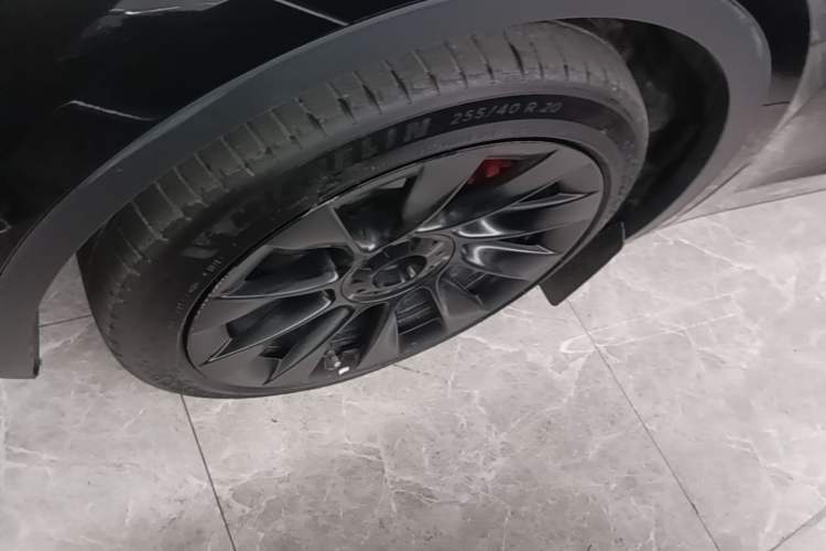 Used Tesla Model Y 2021 Long-Range All-Wheel-Drive Version 3D7 Left Front Wheel Hub