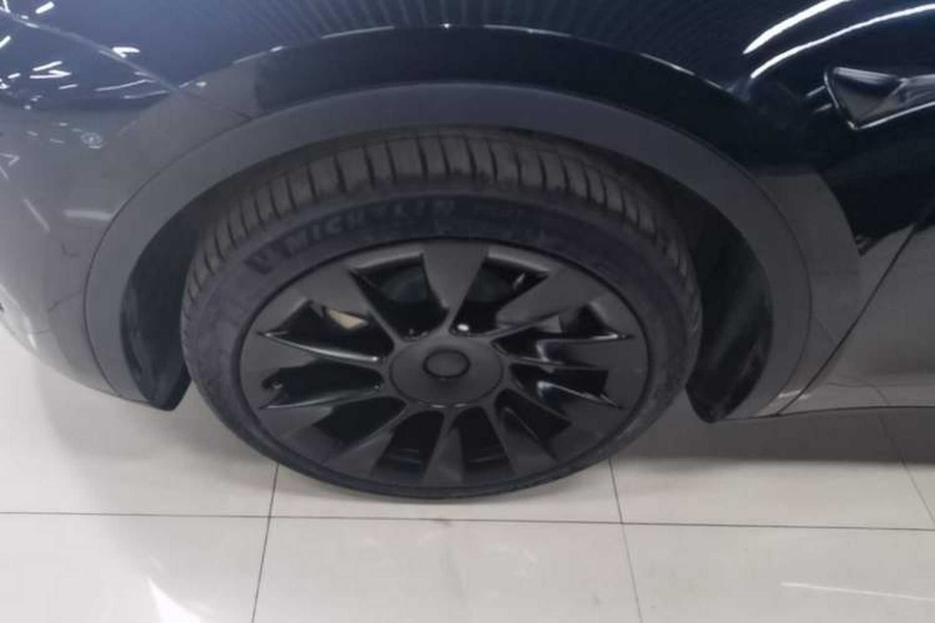 Used Tesla Model Y 2021 Long-Range All-Wheel-Drive Version Left Front Wheel Hub