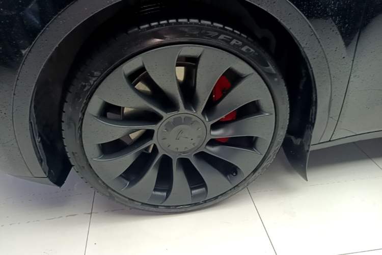 Used Tesla Model Y 2021 Performance High-Performance All-Wheel-Drive Version Left Front Wheel Hub