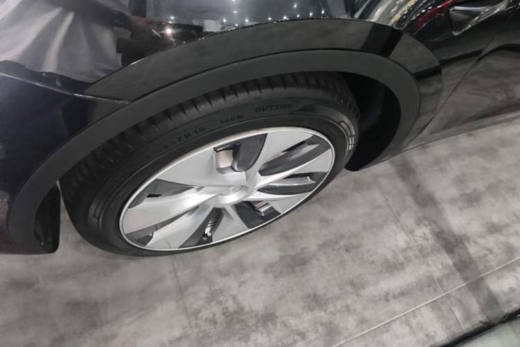 Used Tesla Model Y 2021 Standard Range Rear-Wheel Drive Version Left Front Wheel Hub