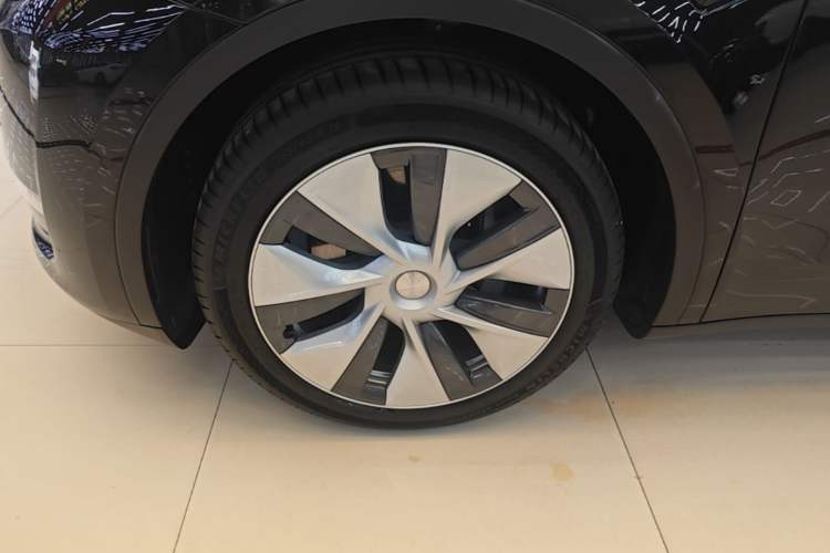Used Tesla Model Y 2021 Standard Range Rear-Wheel Drive Version Left Front Wheel Hub