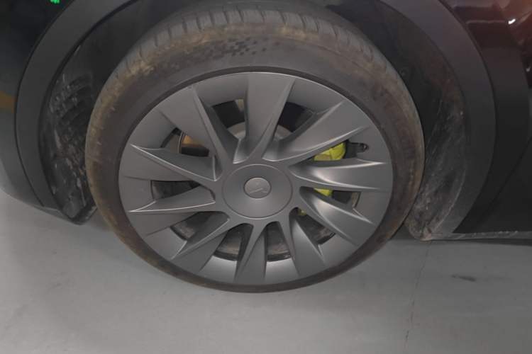 Used Tesla Model Y 2021 Long-Range All-Wheel-Drive Version 3D7 Left Front Wheel Hub
