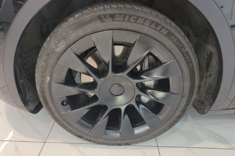 Used Tesla Model Y 2021 Standard Range Rear-Wheel Drive Version Left Front Wheel Hub