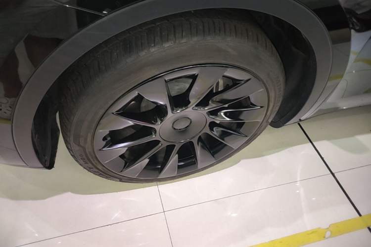 Used Tesla Model Y 2021 Standard Range Rear-Wheel Drive Version Left Front Wheel Hub