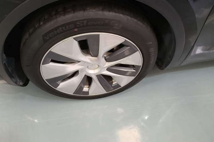 Used Tesla Model Y 2021 Standard Range Rear-Wheel Drive Version Left Front Wheel Hub