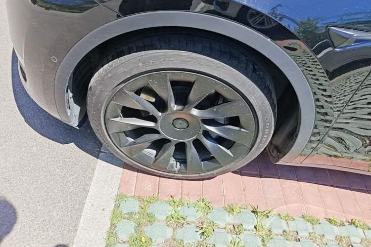 Used Tesla Model Y 2021 Standard Range Rear-Wheel Drive Version Left Front Wheel Hub